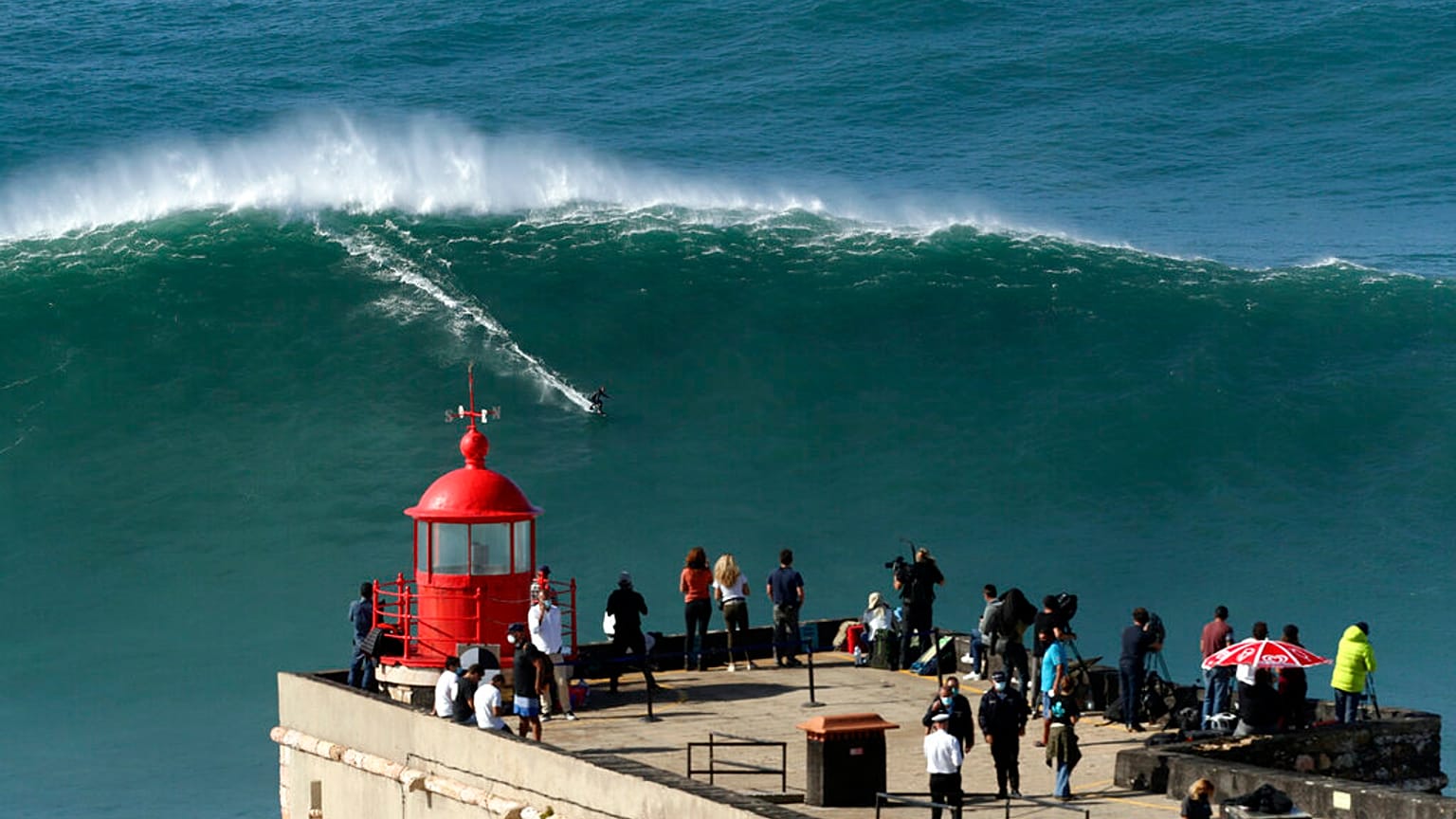 Nazaré in Portugal erlebt gerade den perfekten Wellengang. Das zog Tausende Besucher an. Viele von ihnen verzichteten auf Mund-Nasenschutz