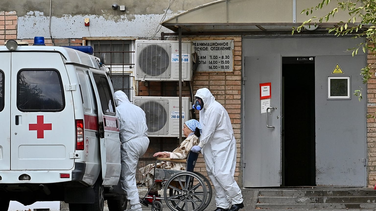 In der zehntgrößten russischen Stadt Rostow am Don wird eine Patientin in eine Klinik eingeliefert