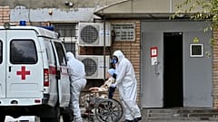 In der zehntgrößten russischen Stadt Rostow am Don wird eine Patientin in eine Klinik eingeliefert