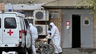In der zehntgrößten russischen Stadt Rostow am Don wird eine Patientin in eine Klinik eingeliefert