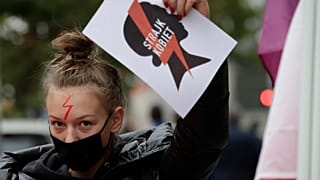 Lengyelország: 8. napja tüntetnek folyamatosan az abortusztörvény ellen