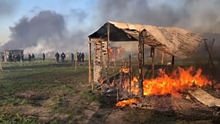 Chabola en llamas en Guernica, tras el desalojo forzado de sus ocupantes