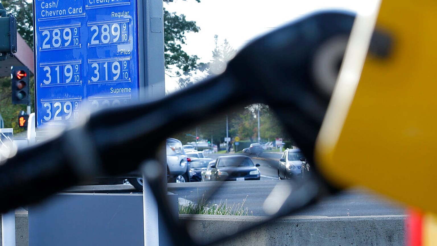 ABD'de petrol kullanma oranı Covid-19 vakalarına rağmen giderek artıyor.