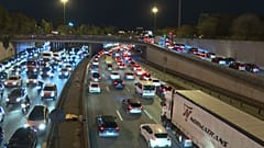 Le périphérique parisien, à la hauteur de la porte Maillot, saturé en soirée, le 29 octobre 2020