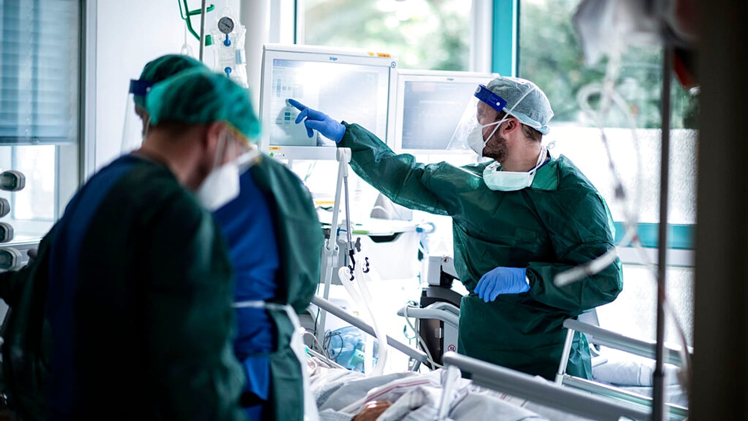 Pfleger mit Corona-Patient auf der Intensivstation in Essen, 28.10.2020