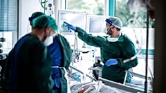 Pfleger mit Corona-Patient auf der Intensivstation in Essen, 28.10.2020