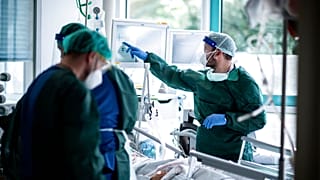 Pfleger mit Corona-Patient auf der Intensivstation in Essen, 28.10.2020