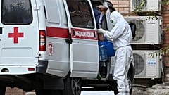 Пациента с подозрением на COVID-19 забирает машина скорой помощи