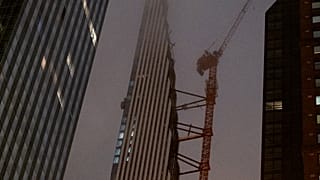 حطام يمكن رؤيته على هيكل رافعة في موقع بناء في نيويورك. 2020/10/29