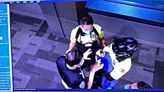 Imagen de cámara de vigilancia del bebé abandonado en el aeropuerto internacional  Hamad, Doha, Qatar el 2 de octubre 2020
