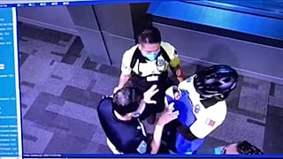 Imagen de cámara de vigilancia del bebé abandonado en el aeropuerto internacional Hamad, Doha, Qatar el 2 de octubre 2020