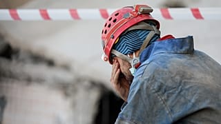 Deprem sonrası İzmir'de bazı binalar tamamen yıkıldı.