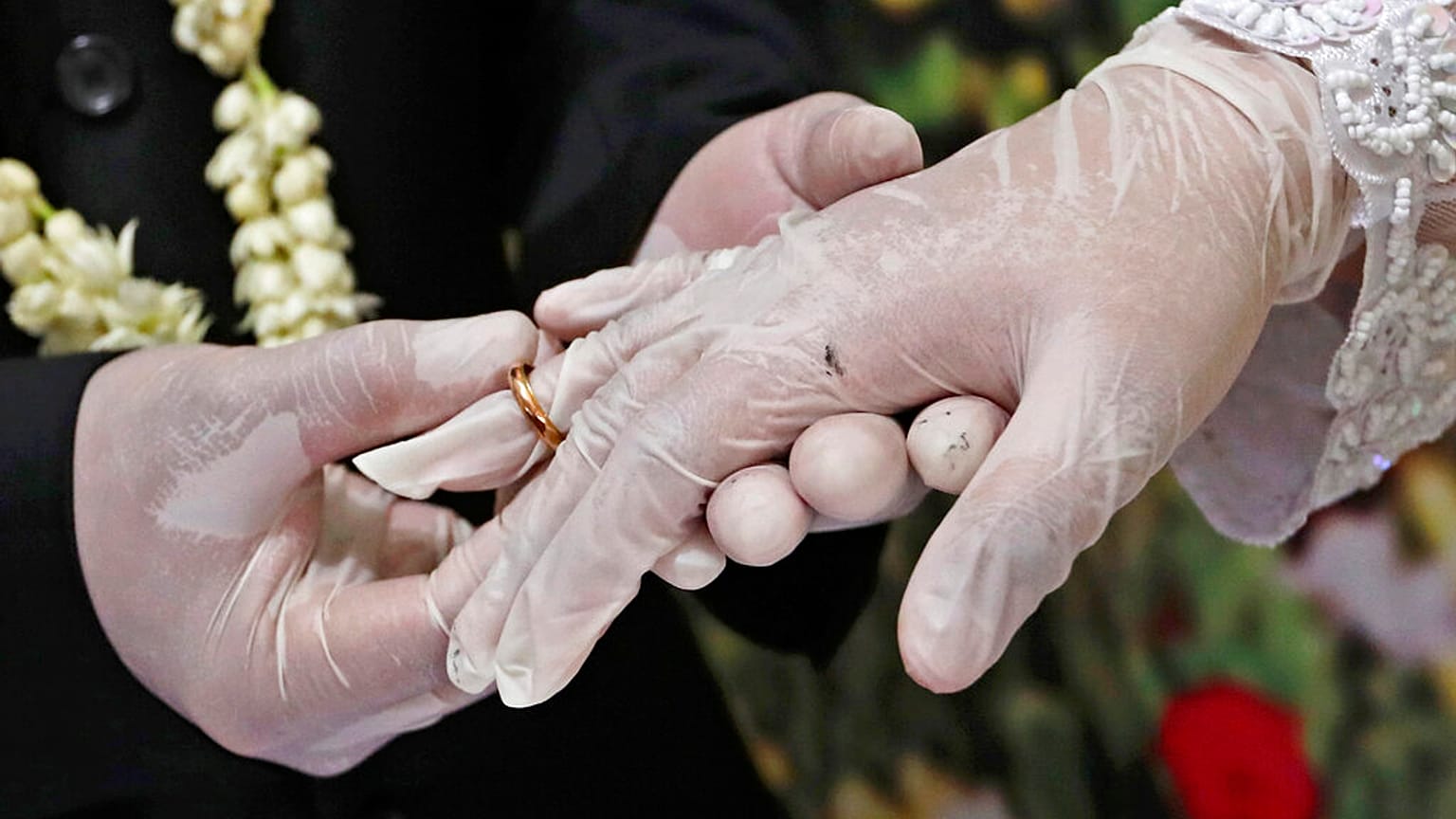 حفل زفاف زعيد ميلاد يتسببون في إصابة 56 شخصا وحجر 300 آخرين 