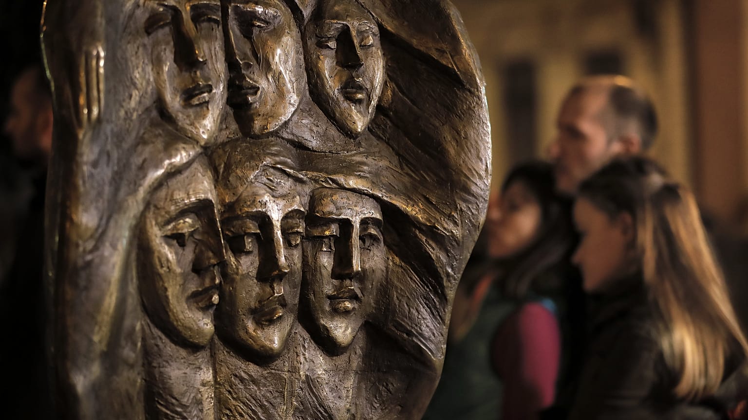 Il monumento in memoria alle 64 vittime del Colectiv, la peggior tragedia di questo tipo nella storia rumena