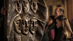 Il monumento in memoria alle 64 vittime del Colectiv, la peggior tragedia di questo tipo nella storia rumena