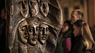 Il monumento in memoria alle 64 vittime del Colectiv, la peggior tragedia di questo tipo nella storia rumena