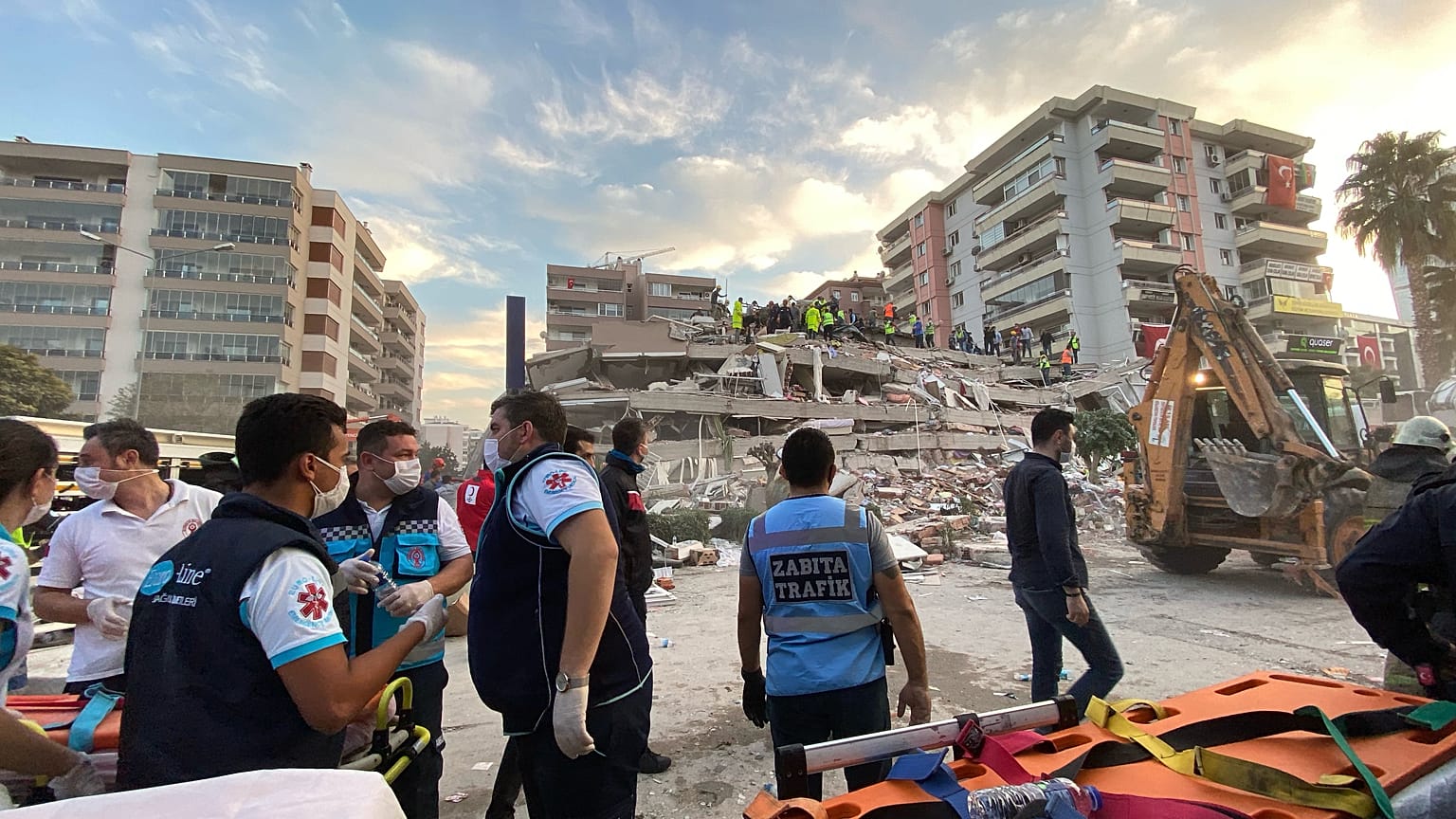 İzmir depremde yıkılan bina 
