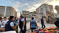 İzmir depremde yıkılan bina 