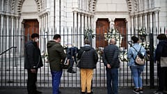" Hay que castigar" dice un cura ante la iglesia donde fueron asesinadas tres personas 