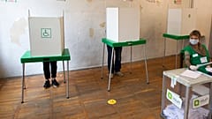 Electeurs dans un bureau de vote à Tbilissi (Géorgie), le 31/10/2020