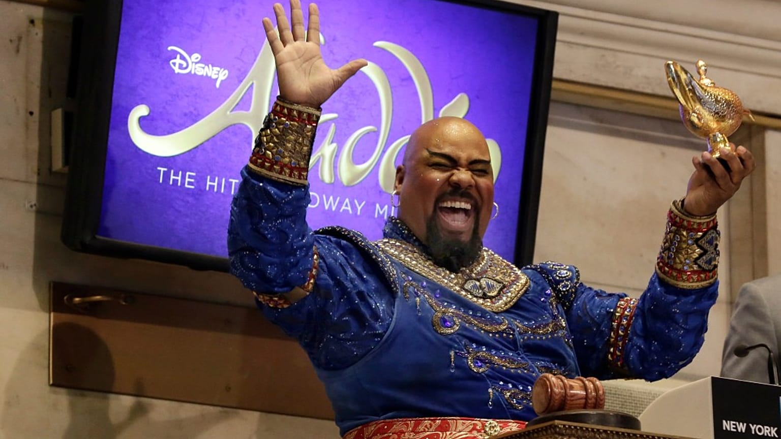 جيمس مونرو اغلهارت يرفع "المصباح السحري" في نيويورك وهو الذي لعب دور الجني في فيلم علاء الدين (ديزني). 2015/10/29