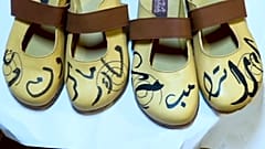 أحذية مصنوعة يدويا مكتوب عليها اسمي ترامب وماكرون 