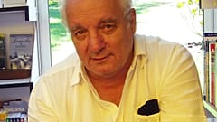 El escritor español Javier Reverte en la Feria del Libro de Madrid 2009