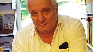 El escritor español Javier Reverte en la Feria del Libro de Madrid 2009