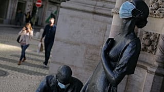 Estatuas cubiertas con mascarillas en Lisboa, Portugal