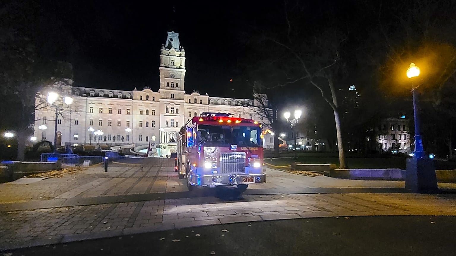 Un camion de pompier devant le Chateau Frontenac à Quebec, le 1er novembre, après l'attaque à l'arme blanche où deux personnes ont perdu la vie