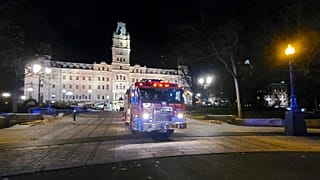 Un camion de pompier devant le Chateau Frontenac à Quebec, le 1er novembre, après l'attaque à l'arme blanche où deux personnes ont perdu la vie