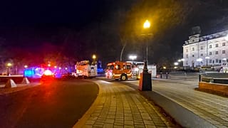 Автомобили экстренных служб у здания парламента в Квебеке 31 октября 2020