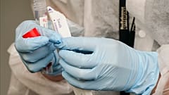Una sanitaria manipula un test de antígenos