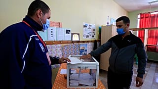 رجل يدلي بصوته في مركز اقتراع في الجزائر العاصمة 