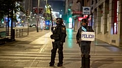 Des policiers dans les rues de Madrid alors que de violentes manifestations contre les restrications sanitaires ont eu lieu dans le weekend, 31 octobre 2020