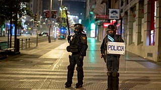 Des policiers dans les rues de Madrid alors que de violentes manifestations contre les restrications sanitaires ont eu lieu dans le weekend, 31 octobre 2020