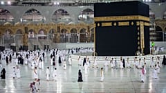الصلاة حول الكعبة في المسجد الحرام في مدينة مكة المكرمة الإسلامية -  المملكة العربية السعودية