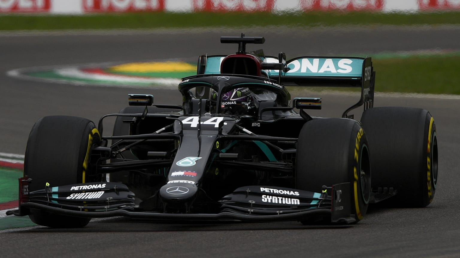 Lewis Hamilton és autója verseny közben - képünk illusztráció