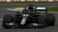 Lewis Hamilton útban a cél felé a Formula-1-es Emilia Romagna-i Nagydíjon.