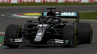 Lewis Hamilton és autója verseny közben - képünk illusztráció