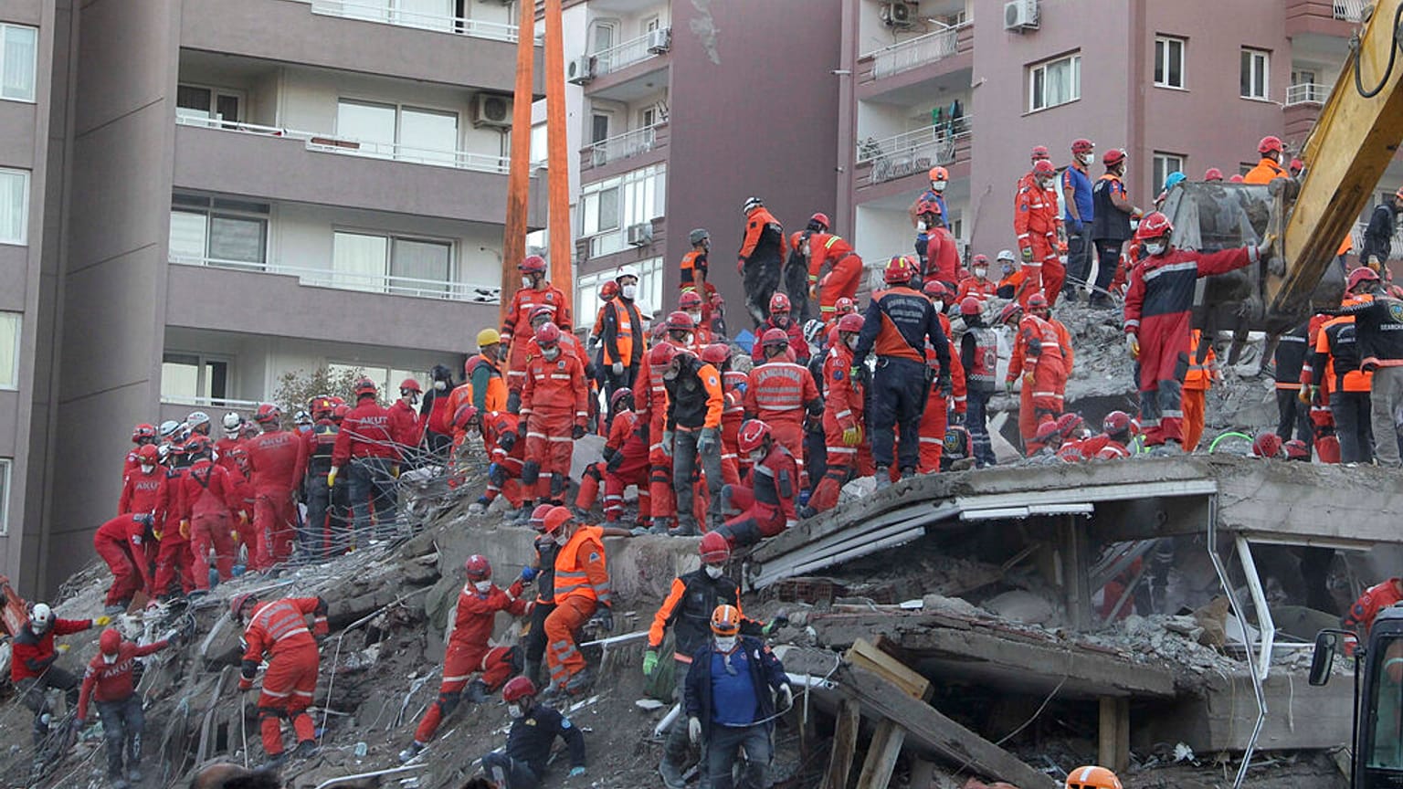 Las tareas de rescate prosiguen en la ciudad turca de Esmirna