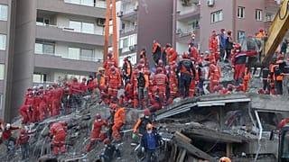 Las tareas de rescate prosiguen en la ciudad turca de Esmirna