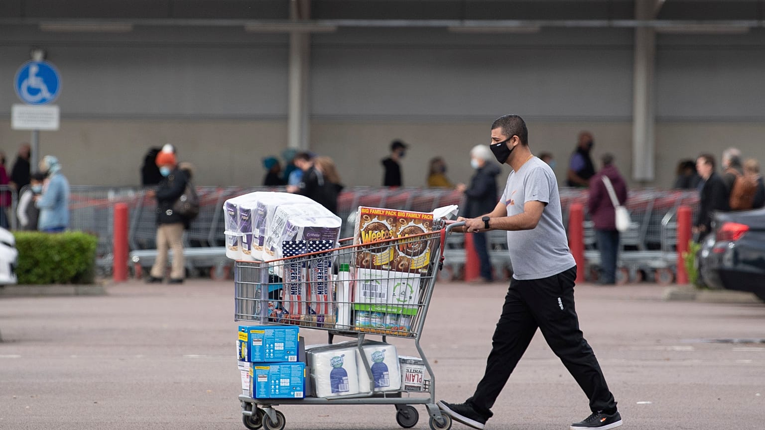 Πολίτης στη Βρετανία με καρότσι γεμάτο είδη πρώτης ανάγκης