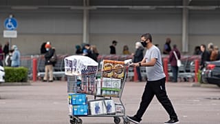 Πολίτης στη Βρετανία με καρότσι γεμάτο είδη πρώτης ανάγκης