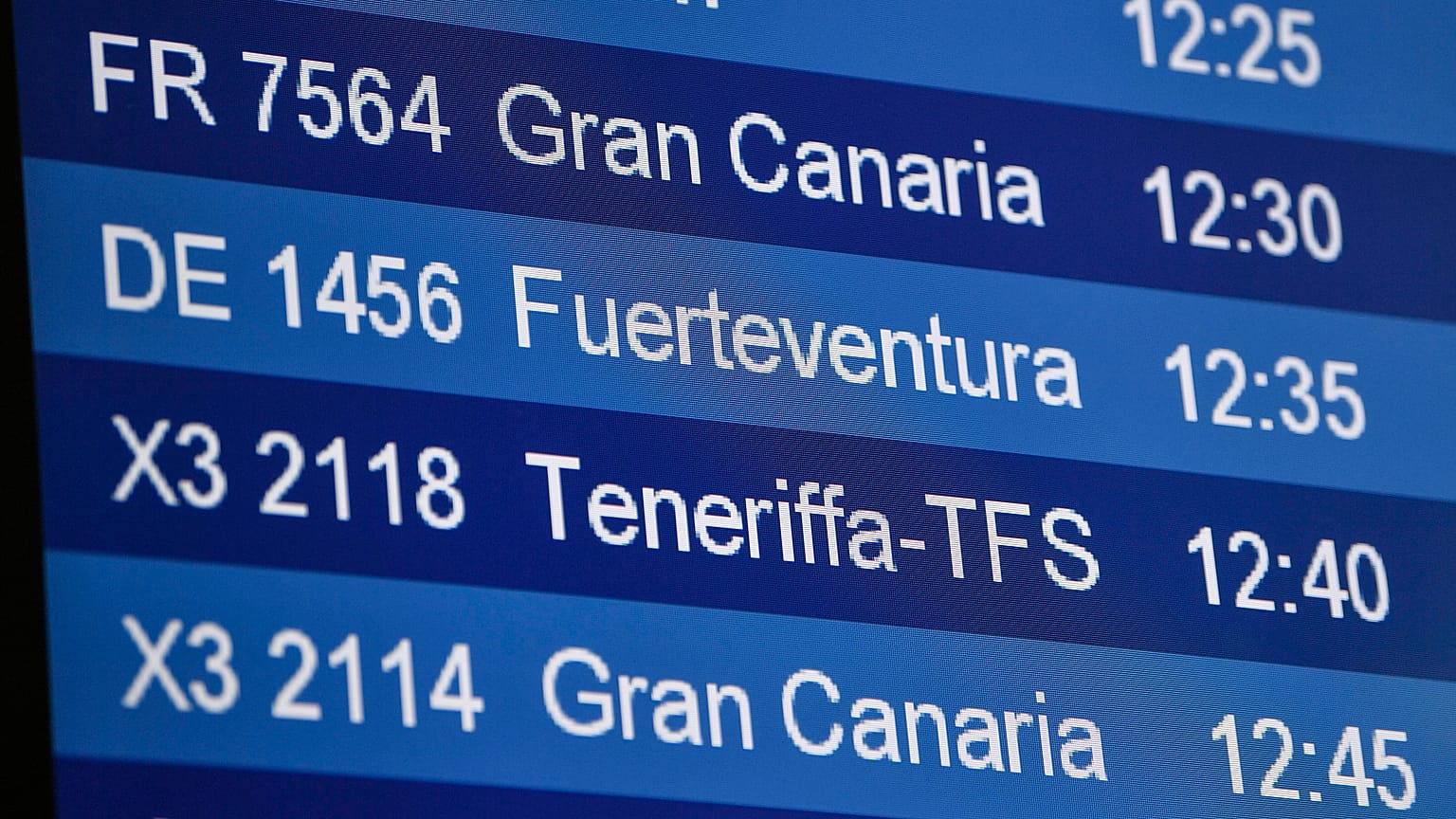 Panel de vuelos a las Islas Canarias en el aeropuerto alemán de Düsseldorf en julio 2020 