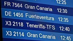 Panel de vuelos a las Islas Canarias en el aeropuerto alemán de Düsseldorf en julio 2020 