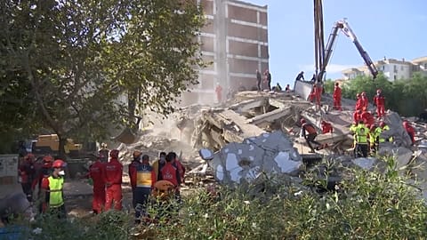 Kimentettek egy 70 éves férfit Törökországban a romok alól a földrengés után