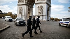 Залиты солнцем Елисейские поля, но не видно на них парижан: за выход на улицу в период карантина без причины полагается штраф