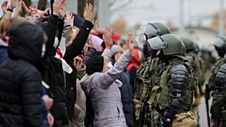 Demonstranten und Sicherheitskräfte in Minsk