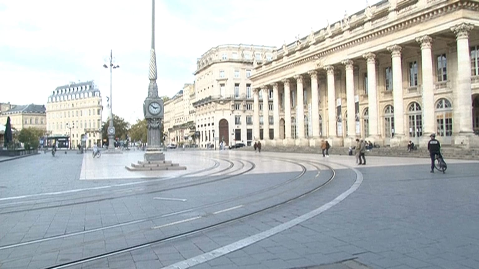 Empty streets in Bordeaux as France enters lockdown